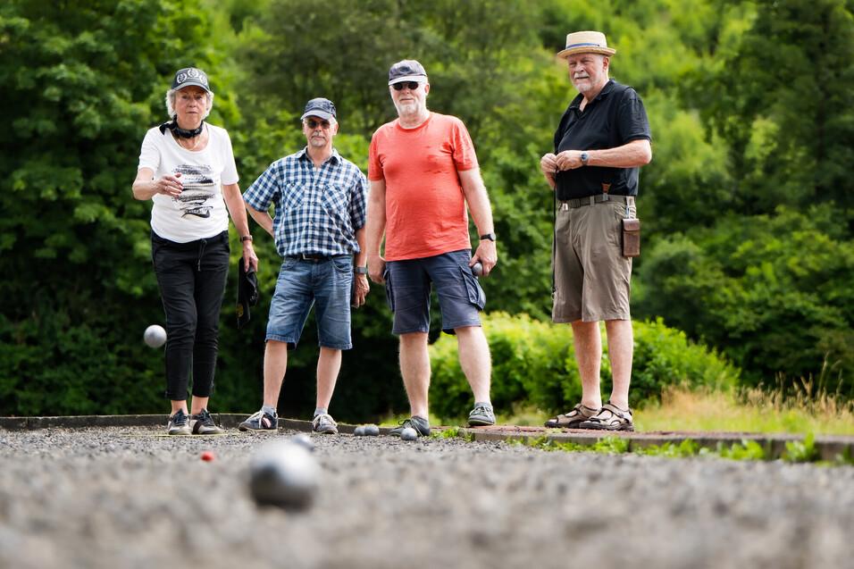 Boule 4 Personen beim Boulen