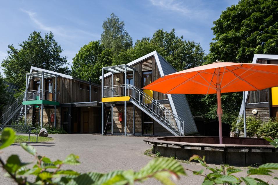 Sport- und Erlebnisdorf 2 H&uuml;tten, ein Sonnenschirm