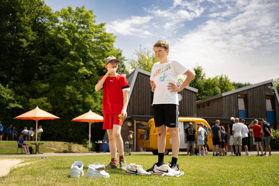 2 Jungs auf dem Rasen des SpDo Hachen