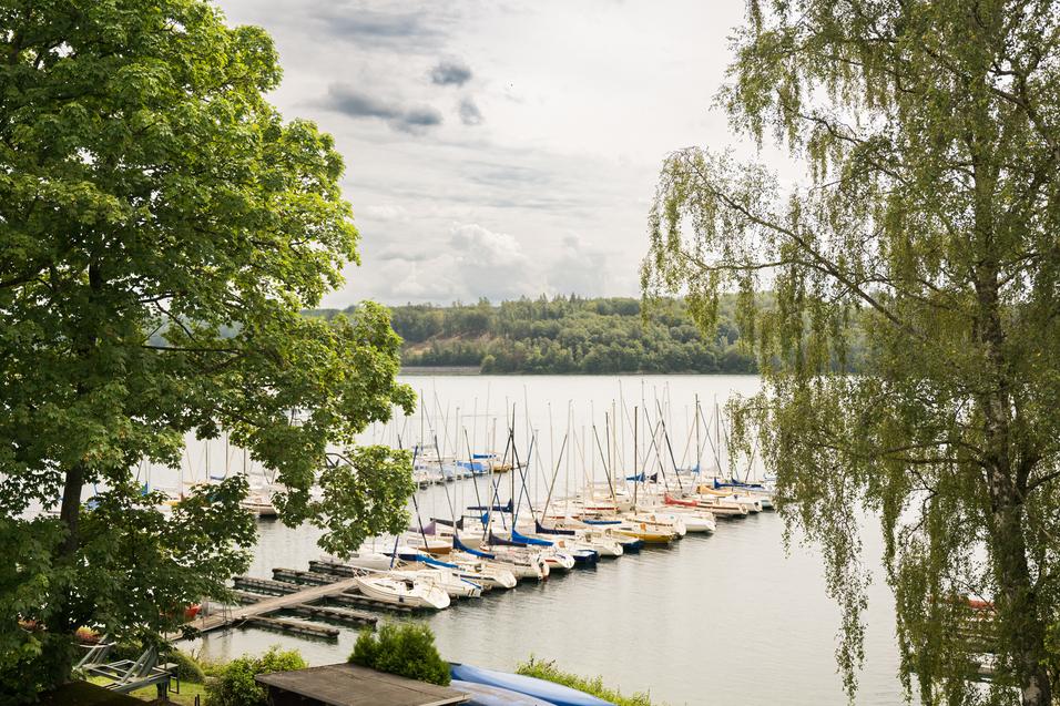 Aussicht Bootshaus. Boote auf Sorpesee