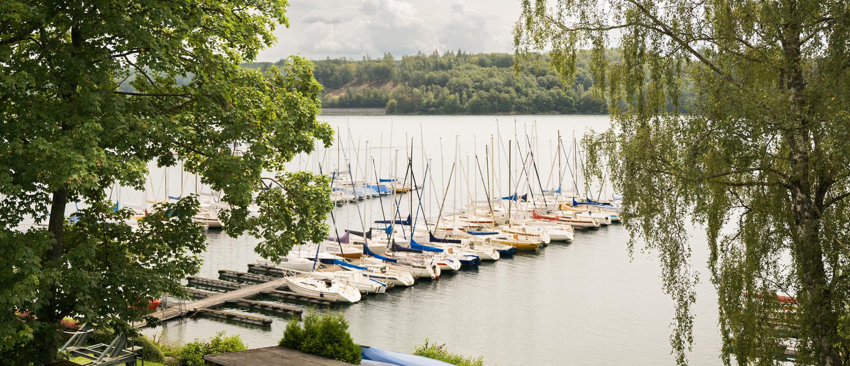Aussicht Bootshaus. Boote auf Sorpesee