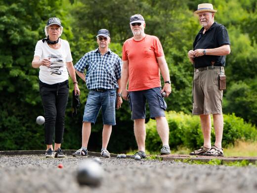 4 Personen beim Boulen