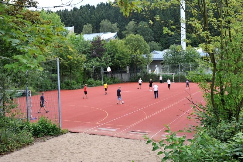 Fußballplatz Kinder spielen auf dem Fußballplatz