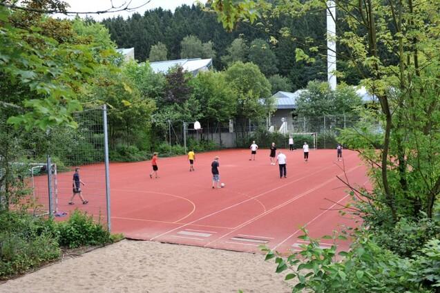 Fußballplatz Kinder spielen auf dem Fußballplatz
