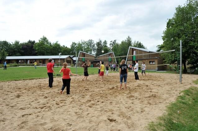 Beachvolleybal Kinder spielen Beachvolleyball