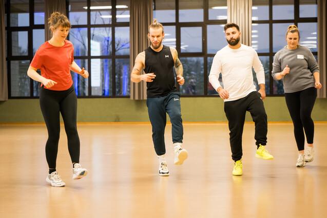 4 Personen tanzen in der Mehrzweckhalle
