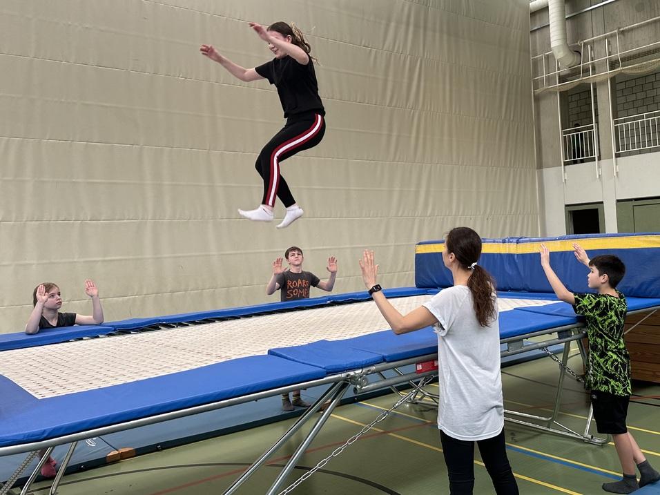Kinder beim Trampolinspringen