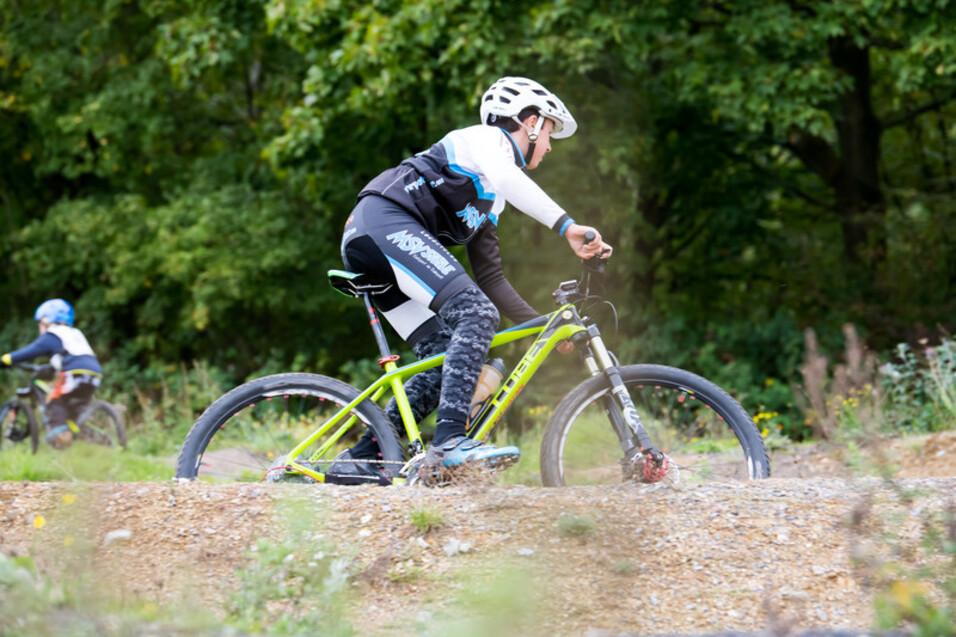 Mountainbike Kind fährt mit dem Mountainbike