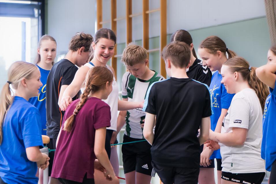 Kooperative Teamspiele Jugendliche als Gruppe in der Halle