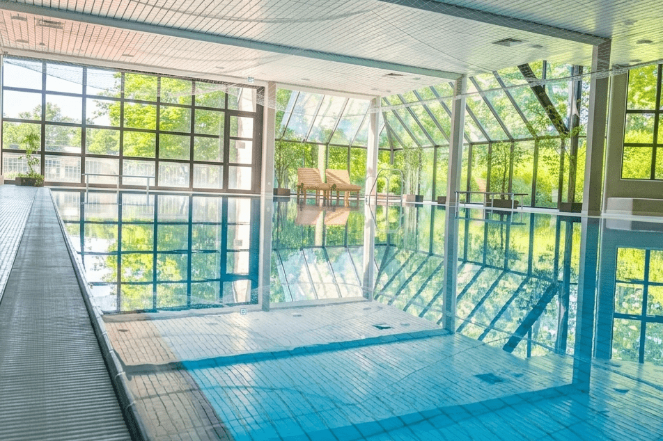 Schwimmbad Schwimmbecken und Blick durchs Fenster nach Draußen