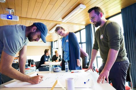 Menschen arbeiten im Seminarraum